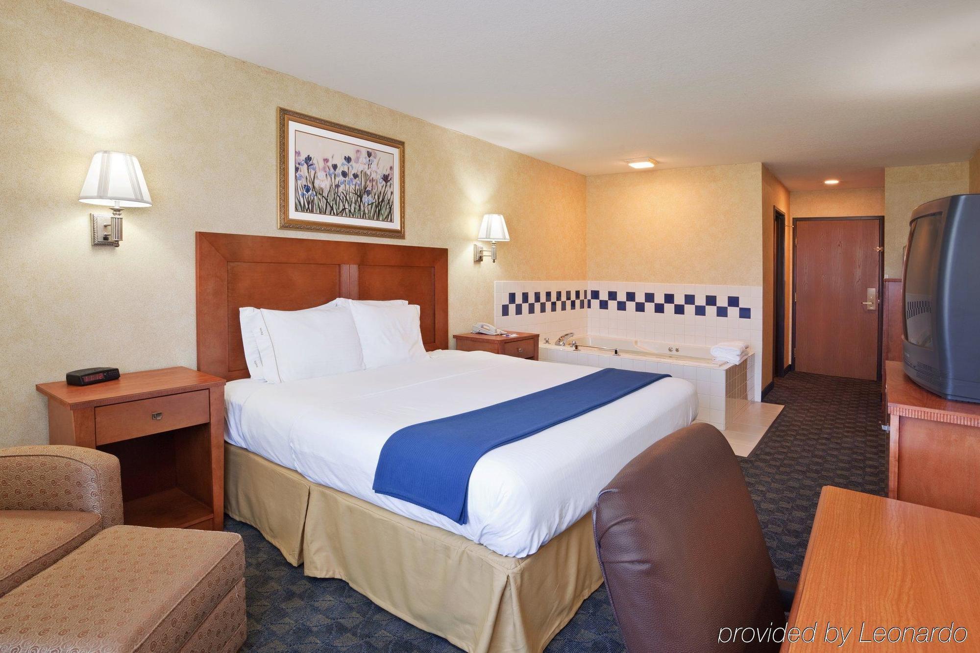 Comfort Inn & Suites Napoleon Room photo